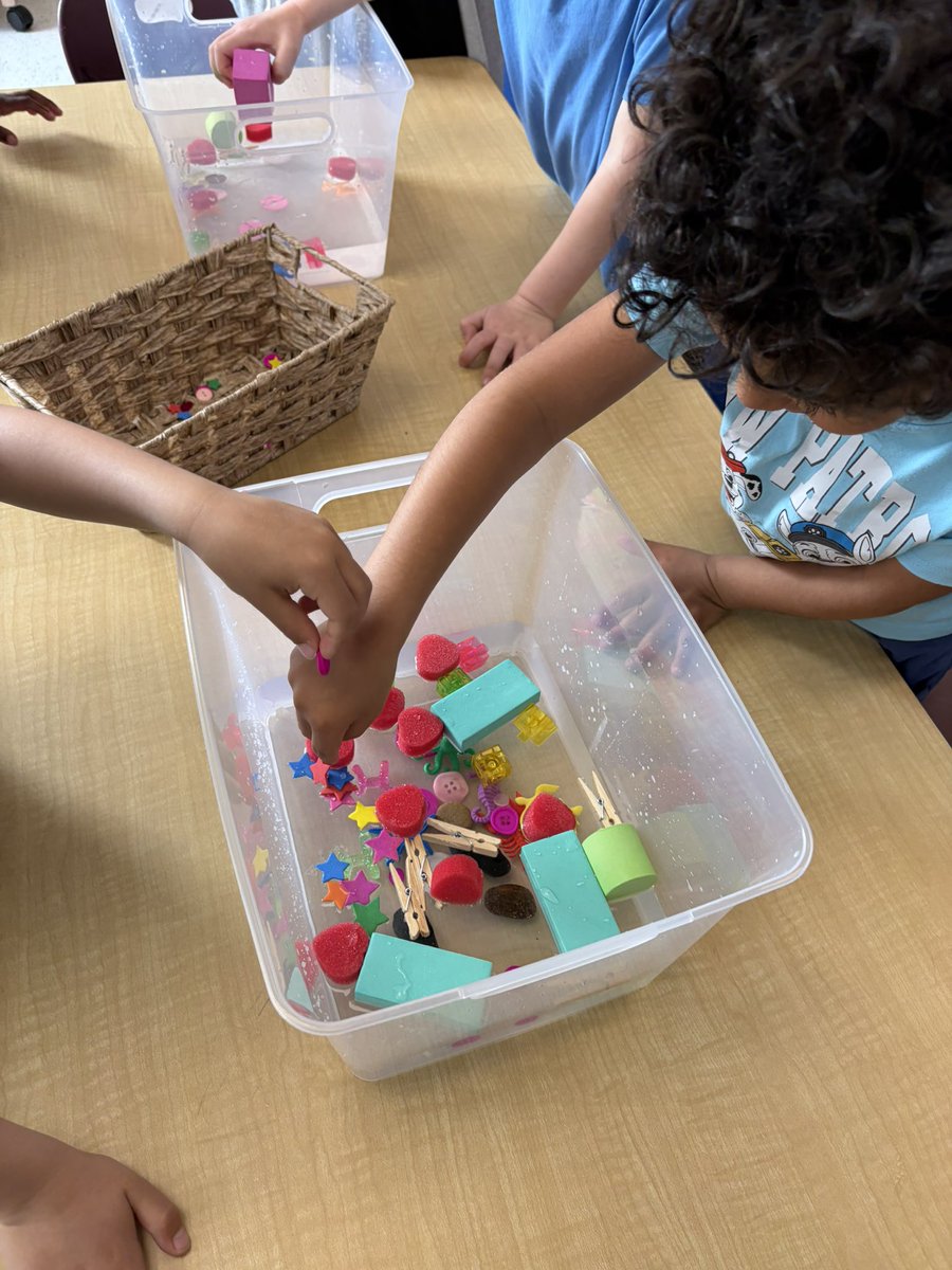 misserinmick's tweet photo. Experiment Day!🧑🏻🔬👩🏽🔬 We asked questions, experimented with colours and predicted “sink or float”. Students were also given a challenge to lift the clementine out without any water spilling… belly laughs were had 🤪🍊 We got it! Can you guess how? 🤔👀 @BernadetteOCSB #ocsbSTEM https://t.co/mxxmyJut7U