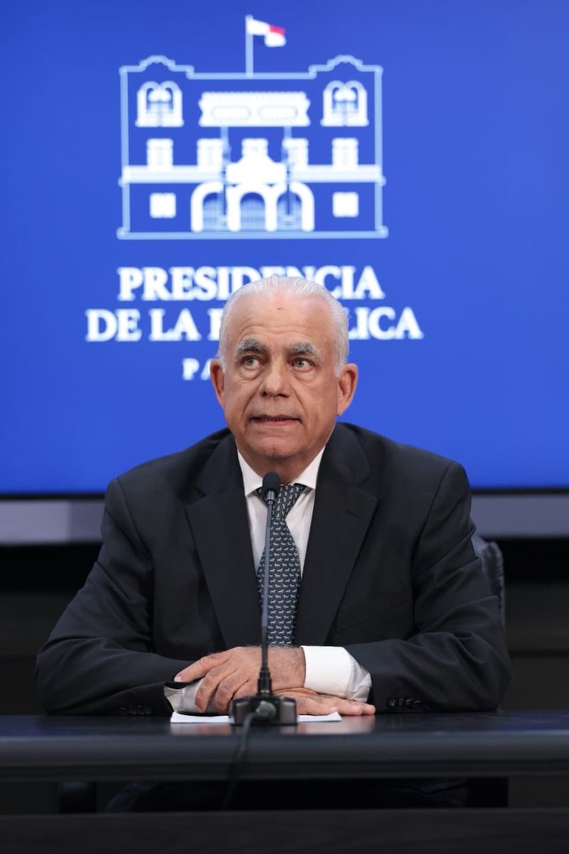 as_salazar's tweet photo. *Presidente Mulino crea comisión interinstitucional para proteger al agro ante posibles efectos del fenómeno de El Niño*

Ante una situación climatológica que representa un desafío para el país, el presidente de la República, @JoseRaulMulino y los ministros que conforman el Consejo de Gabinete, aprobaron la Resolución N. 53-26 que crea la Comisión Interinstitucional de Alto Nivel para dar seguimiento a los posibles efectos adversos por el fenómeno de El Niño.

El ministro de Desarrollo Agropecuario (MIDA), Roberto Linares informó en conferencia de prensa que la citada Comisión de Alto Nivel ya tiene reuniones previstas la próxima semana para tomar las medidas que sean necesarias para ayudar, sobre todo al sector agropecuario que está siendo muy golpeado con este Fenómeno del Niño, principalmente en el área de Azuero y el Arco Seco. También dijo que este miércoles sostendrá reuniones con los productores para evaluar distintas opciones para apoyar al sector ganadero, con equipos para crear reservorios de agua aprueba de sequía. 

“Evaluamos la posibilidad de ayudar al sector ganadero con medicinas, porque el estrés calórico afecta mucho al ganado y puede producirles piro plasma y eso causa la muerte del ganado. Buscamos aportar ración con silos, alimentos fibrosos para evitar que el ganado muera producto de la sequía fuerte”, acotó el ministro Linares, reiterando a la población que en materia de arroz, no habrá desabastecimiento ya que el Ejecutivo mantiene un constante monitoreo y tomará las decisiones correspondientes para garantizar el rubro a la población panameña que, de acuerdo con cifras, consume alrededor de 788 mil quintales mensualmente.

Esta comisión tiene como propósito prevenir y atender las posibles consecuencias derivadas del fenómeno de El Niño, y estará conformada de la siguiente manera: la Ministra de Gobierno, quien la presidirá; el Ministro de la Presidencia, el Ministro de Desarrollo Agropecuario, el Ministro de Salud, el Ministro de Economía y Finanzas, el Ministro de Ambiente, el Ministro para Asuntos del Canal, el administrador de la Autoridad de los Servicios Públicos, el director ejecutivo del Instituto de Acueductos y Alcantarillados Nacionales, la directora del Instituto de Meteorología e Hidrología de Panamá, o quienes en su defecto sean designados por las autoridades mencionadas.

_*La resolución enumera responsabilidades de la comisión:*_
 
 1.⁠ ⁠Coordinar las acciones entre las instituciones del Estado para enfrentar los efectos del fenómeno de El Niño.

 2.⁠ ⁠Coordinar con el Instituto de Meteorología e Hidrología de Panamá y el Sistema Nacional de Protección Civil sobre las variables climáticas para mantener informada a la población.

 3.⁠ ⁠Fortalecer el monitoreo permanente de las alertas emitidas por organismos internacionales.

 4.⁠ ⁠Monitoreo constante de lagos, embalses y cuencas de los ríos. 

 5.⁠ ⁠Ejecutar un programa de perforación de pozos subterráneos para mitigar la escasez de agua en el sector agropecuario.

 6.⁠ ⁠Promover planes de contingencia frente a sequías e incendios forestales.

 7.⁠ ⁠Realizar campañas de uso eficiente del recurso hídrico para mantener estables los niveles de los sistemas de abastecimiento. 

 8.⁠ ⁠Adoptar los ciclos de siembra a los pronósticos climáticos y priorizar cultivos más tolerantes a la sequía para proteger la seguridad alimentaria.

 9.⁠ ⁠Elaborar y ejecutar planes de prevención y contingencia ante posibles sequías y escasez de agua.

10.⁠ ⁠Promover campañas de concientización en la población a fin de utilizar racionalmente el agua.

11.⁠ ⁠Tomar medidas con el sector agropecuario que ayuden a prevenir pérdidas en la producción agrícola y ganadera, lo cual incluye la capacitación a los productores sobre técnicas para ahorrar agua.

12.⁠ ⁠Vigilar áreas forestales y parques nacionales.

13.⁠ ⁠Coordinar con las empresas de distribución eléctrica las campañas de concientización sobre el uso responsable de la electricidad.