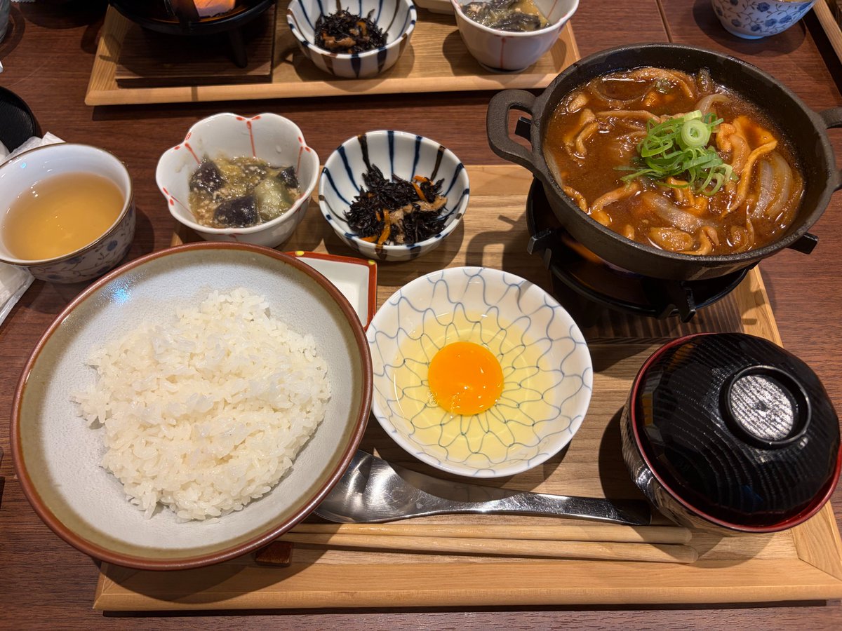 humedit777's tweet photo. こんにちは！
先日、経理人事労務課で昼食に行ってきました！
すき焼きを食べてきました✨
甘くてとても美味しかったです😋 https://t.co/PUNzFxLMua