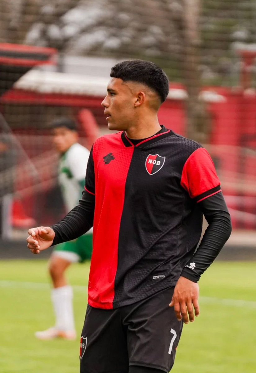 NecesidadEXT's tweet photo. #Reserva | Primera convocatoria en la categoría para Benjamín Barrios ❤️🖤

El volante por derecha 2007 (también puede jugar de extremo o lateral) fue titular 5 partidos en 4ta de AFA este 2026 y anotó un gol ante Atlético Tucumán.

¡Felicitaciones Leproso! 👊🏻 https://t.co/qcQ0BTOM47