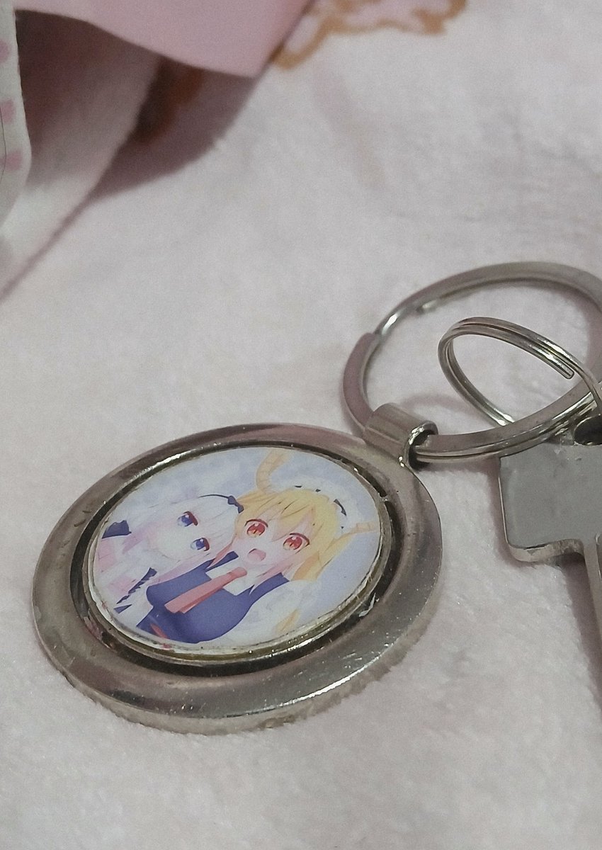 ukinanook's tweet photo. awww hoy me di cuenta que mi mamá ahora usa un llavero adorable de tohru y kanna que mandé a hacer cuando estaba en secundaria, para sus llaves xd me pareció tierno que aún lo tenga, lleva mi etapa más fan de las maid dragon con ella 💗 https://t.co/7txL3EOSXI