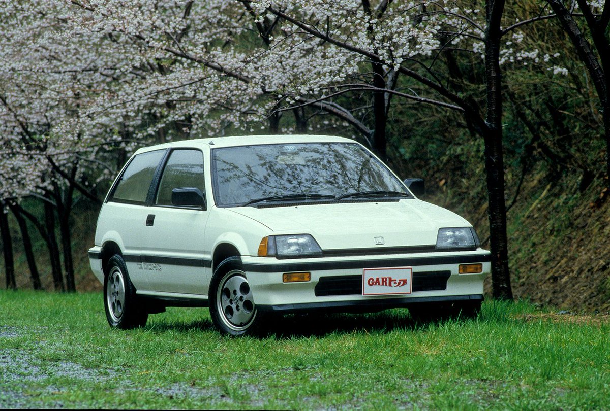WEB_CARTOP's tweet photo. 現行モデルで11代目を数えるご長寿モデルが、ホンダのシビックです。そんなシビックには、タイプRを頂点として、さまざまなモデルや形状がありました。

なかでも今でも根強いファンが多く、「シビック＝サーキット」のイメージを決定づけたのが、3代目シビック、通称「ワンダーシビック」です。とくにグループAでの活躍は、格上のクラスよりも速いこともあったようで、まさに圧巻だったと言います。

そんな伝説の名車、3代目シビックを今回は振り返ります。

https://t.co/QvPwu2k8Yq
