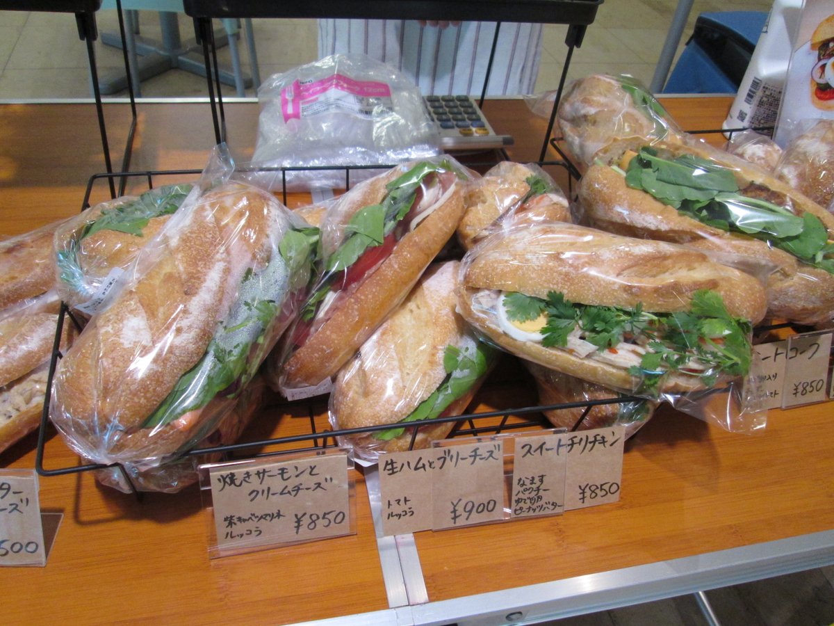TFT_Building's tweet photo. 本日は「Oui!」が営業中です！
🍞🥖🫓🧁🍪

自家製パン🍞を使用したボリューム満点の サンドイッチ🥖ティータイム🫖にピッタリな焼き菓子🍪ケーキ🧁等を販売しております。ぜひお立ち寄りください😃

#TFTビル 
#有明 https://t.co/T3Mlls903H