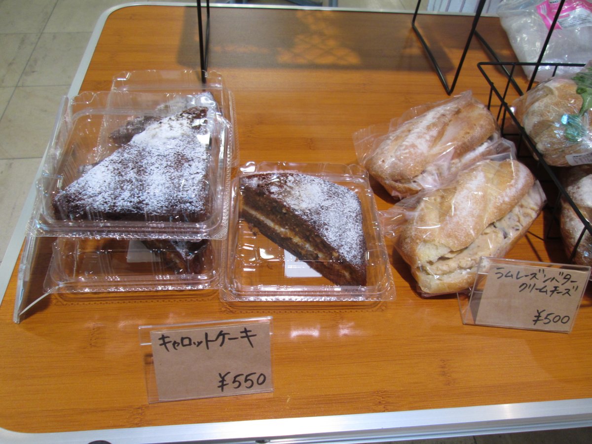 TFT_Building's tweet photo. 本日は「Oui!」が営業中です！
🍞🥖🫓🧁🍪

自家製パン🍞を使用したボリューム満点の サンドイッチ🥖ティータイム🫖にピッタリな焼き菓子🍪ケーキ🧁等を販売しております。ぜひお立ち寄りください😃

#TFTビル 
#有明 https://t.co/T3Mlls903H
