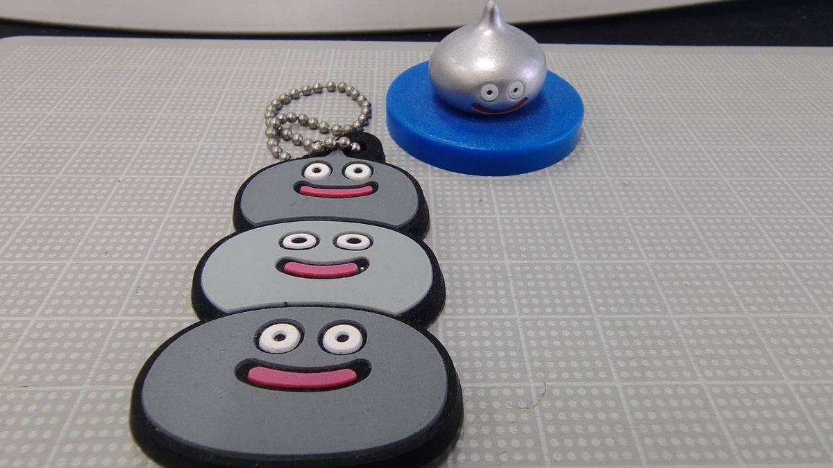 机に陣取っているスライムたち ちび達曰く (*'▽')(*'▽')「これ