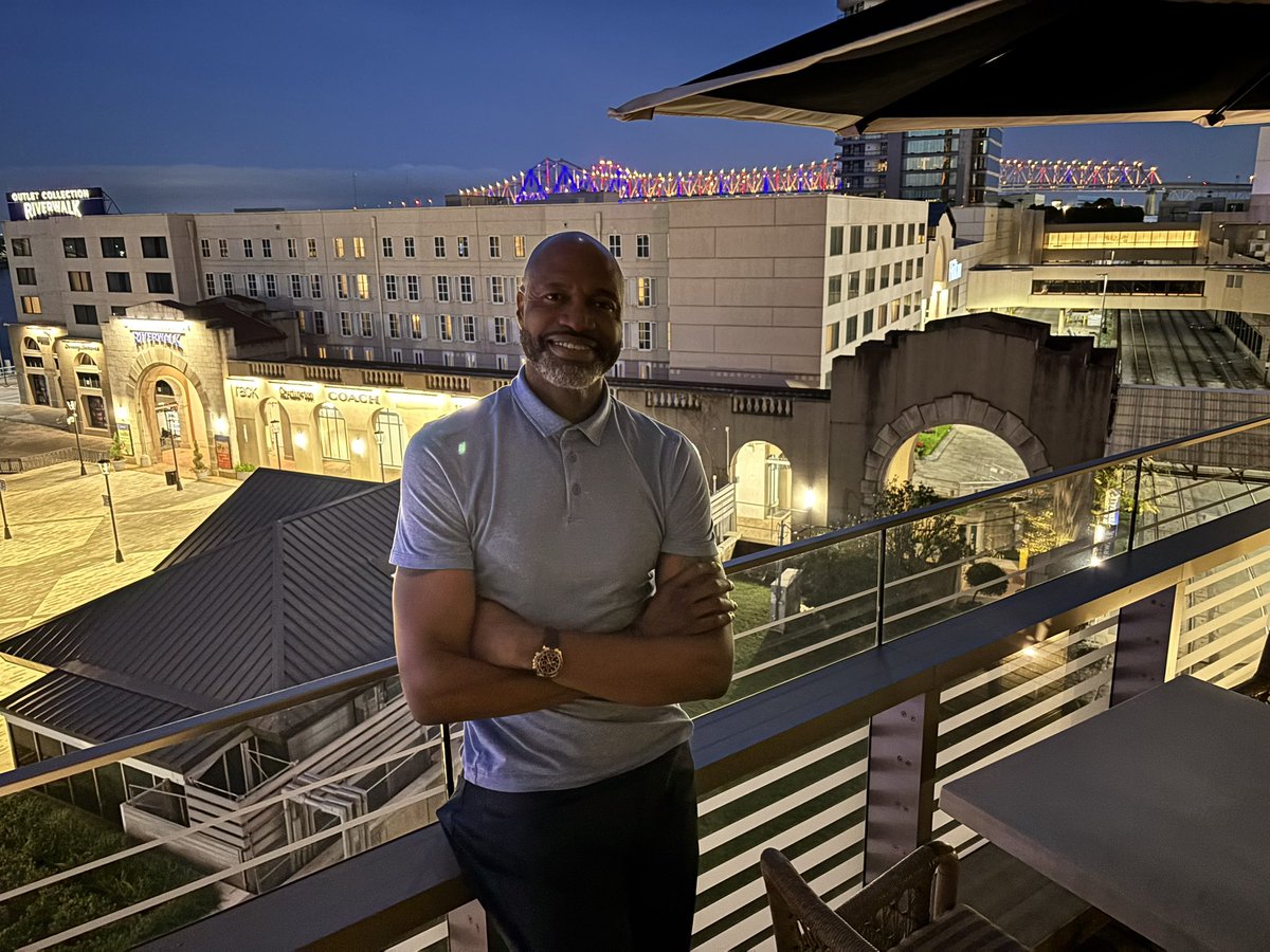 PelicansNBA's tweet photo. Coach Mosley loving those Crescent City lights 🌙🌉 https://t.co/2RKWsjkMbc