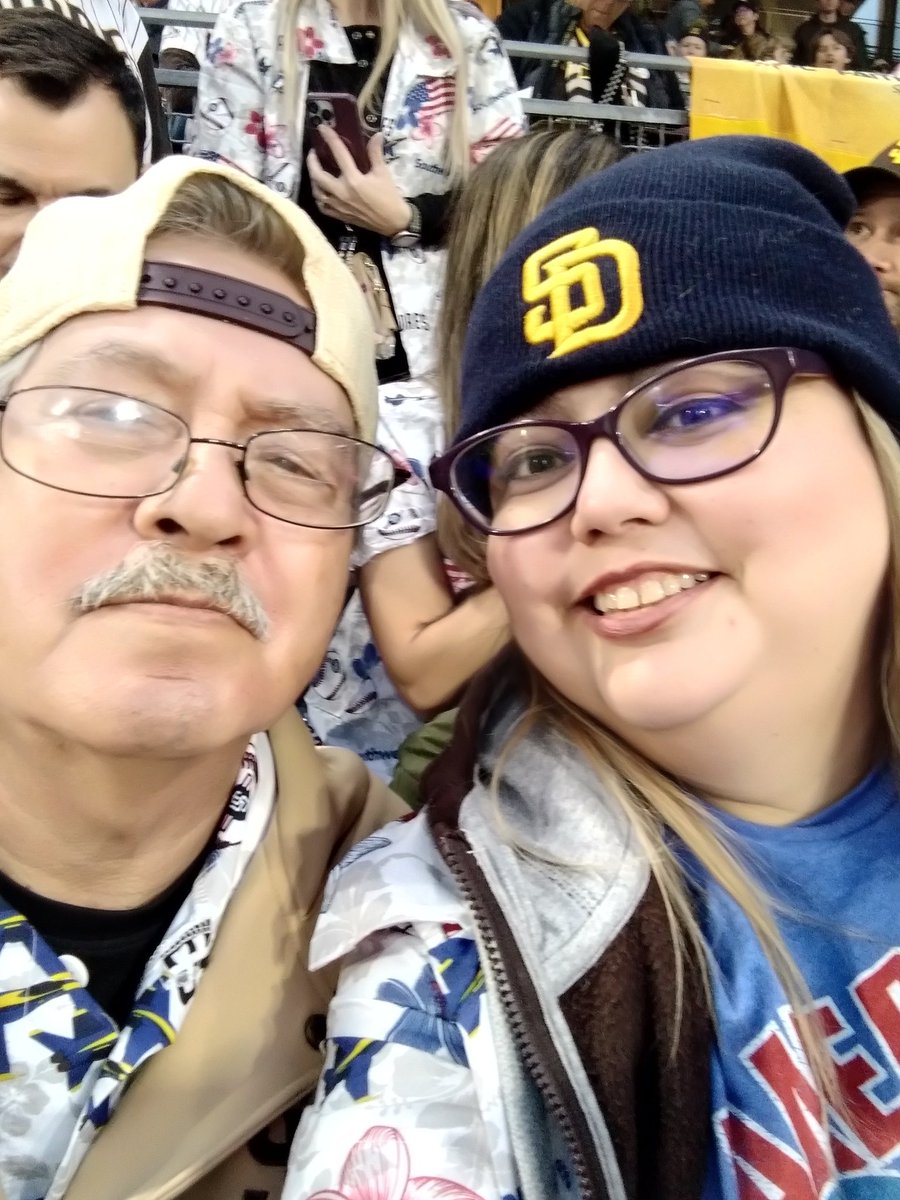 Nerdstradamus98's tweet photo. Pops and me rallying
#Padres
#RallyCap
#ForTheFaithful
#ParaLosFieles https://t.co/kFHTNStnUa