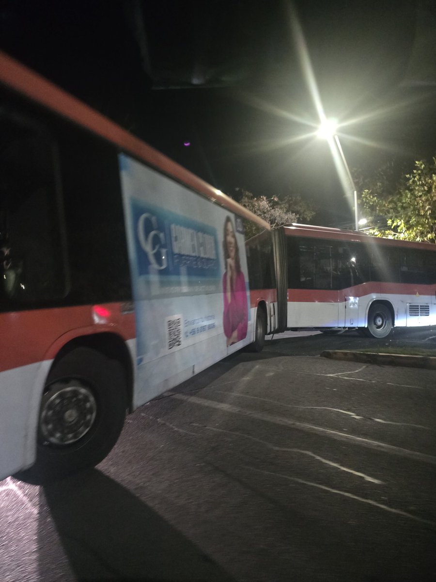 Flarkas's tweet photo. Colon altura paul Harris, bus joruga del #redbus tratando de doblar en U en paso habilitado solo para autos, queda cortando el paso en ambas direcciones. https://t.co/nP86wbMCQW