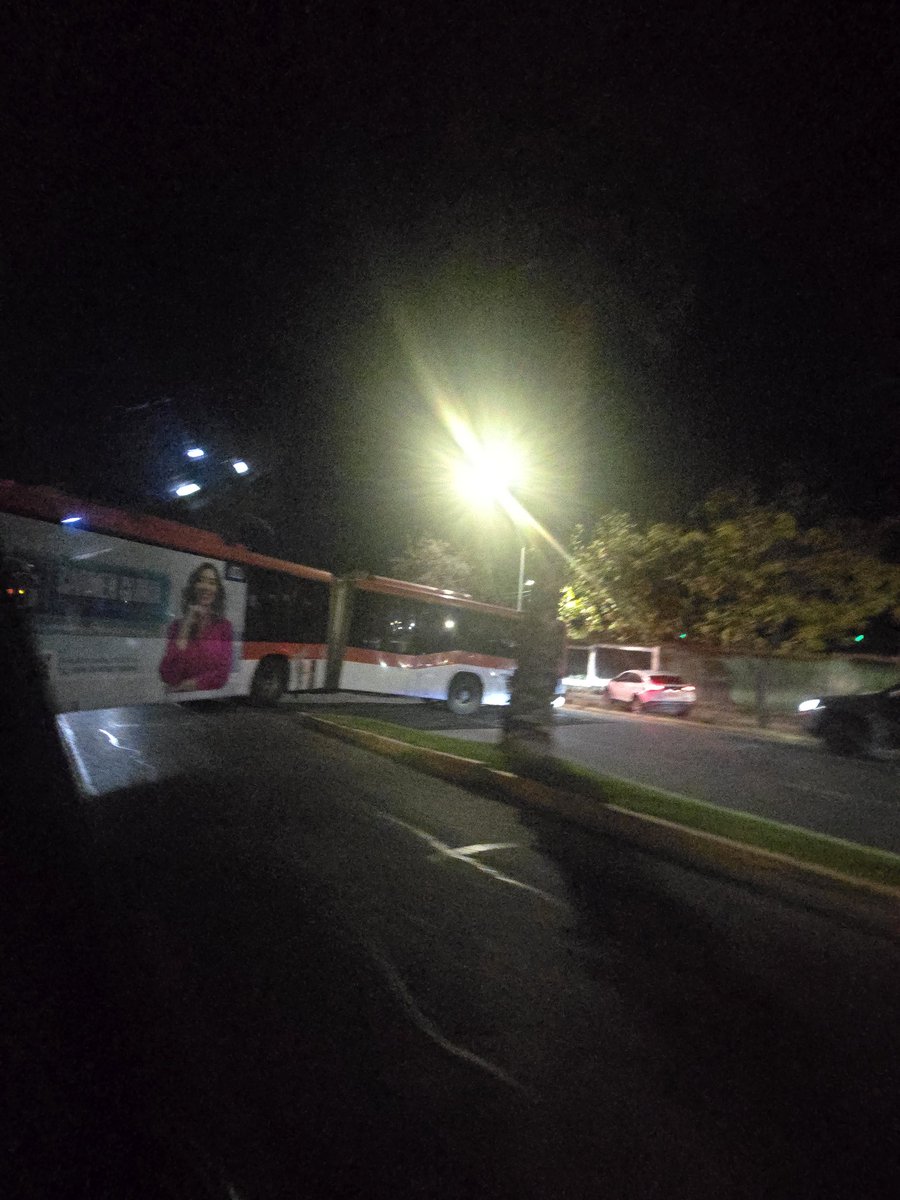 Flarkas's tweet photo. Colon altura paul Harris, bus joruga del #redbus tratando de doblar en U en paso habilitado solo para autos, queda cortando el paso en ambas direcciones. https://t.co/nP86wbMCQW