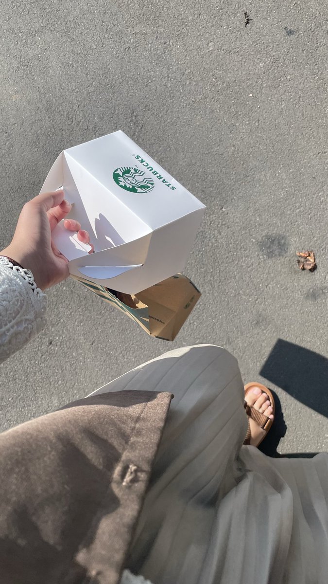 rchxys's tweet photo. pulang sholat eid bukannya nyari opor malah melimpir ke starbucks🫣 https://t.co/0ia8jZWAKx
