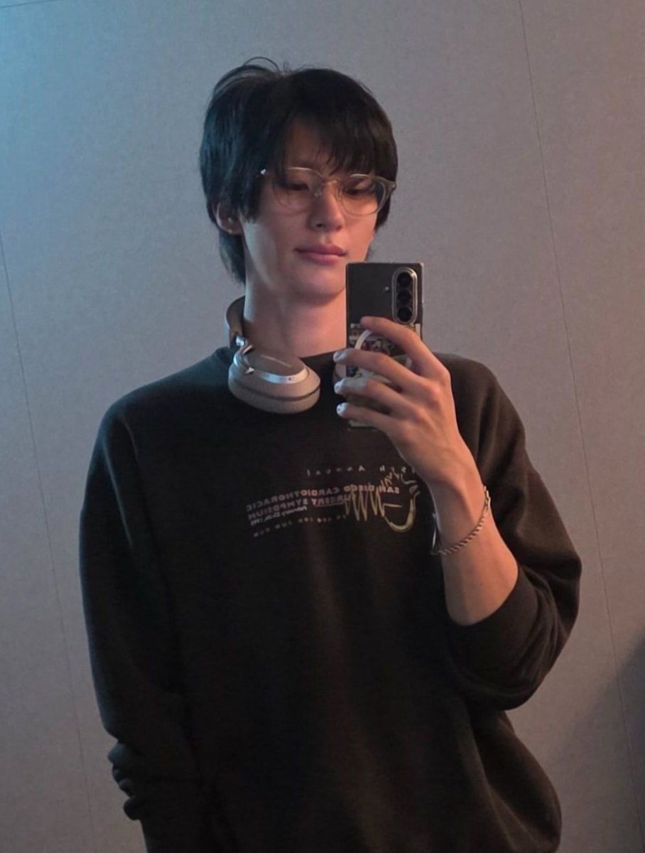 KPredictionn's tweet photo. Riize Anton is a is currently navigating a period of high pressure &amp; expectation. He deals with this pressure by being smart &amp; intuitive. It’s a period of growth but instability (moving/traveling/relationship changes). He should building his inner confidence. I say again but 2026 https://t.co/yh1pk2HTRX