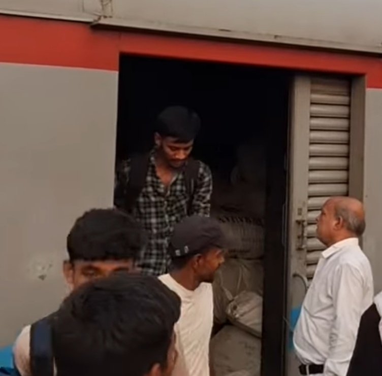 premkumarcbn01's tweet photo. बिहार के कटिहार जंक्शन पर ट्रेन के पार्सल बोगी में कुछ लड़के घुसे हुए थे, क्योंकि ट्रेन में बहुत भीड़ थी ,

तभी Train Manager साहब आ गए और सबकी अच्छे से मां बहन कर दिया , साथ में धमकाया कि चोरी का इल्जाम लग जाएगा तो तुम सबका बुखार छूट जाएगा !

जब मां बाप 10 हजार में बिकेंगे तो बच्चों को ऐसे जलील तो होना ही पड़ेगा , ऐसे लोगों से कोई हमदर्दी नहीं होना चाहिए किसी को !

लेकिन मैनेजर साहब को ऐसे गाली नहीं देना चाहिए था , लेकिन क्या करें उनको भी तो अपनी नौकरी करनी है !