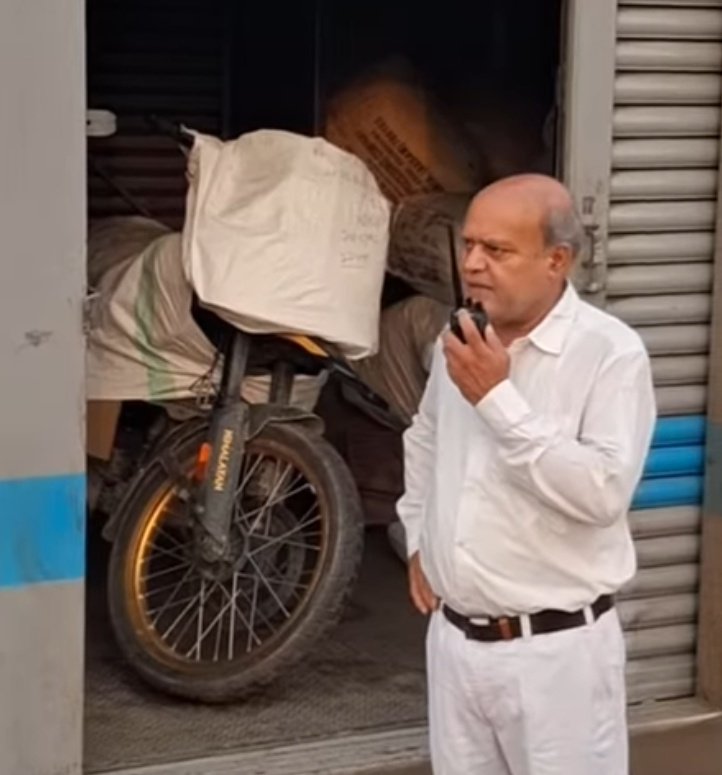 premkumarcbn01's tweet photo. बिहार के कटिहार जंक्शन पर ट्रेन के पार्सल बोगी में कुछ लड़के घुसे हुए थे, क्योंकि ट्रेन में बहुत भीड़ थी ,

तभी Train Manager साहब आ गए और सबकी अच्छे से मां बहन कर दिया , साथ में धमकाया कि चोरी का इल्जाम लग जाएगा तो तुम सबका बुखार छूट जाएगा !

जब मां बाप 10 हजार में बिकेंगे तो बच्चों को ऐसे जलील तो होना ही पड़ेगा , ऐसे लोगों से कोई हमदर्दी नहीं होना चाहिए किसी को !

लेकिन मैनेजर साहब को ऐसे गाली नहीं देना चाहिए था , लेकिन क्या करें उनको भी तो अपनी नौकरी करनी है !