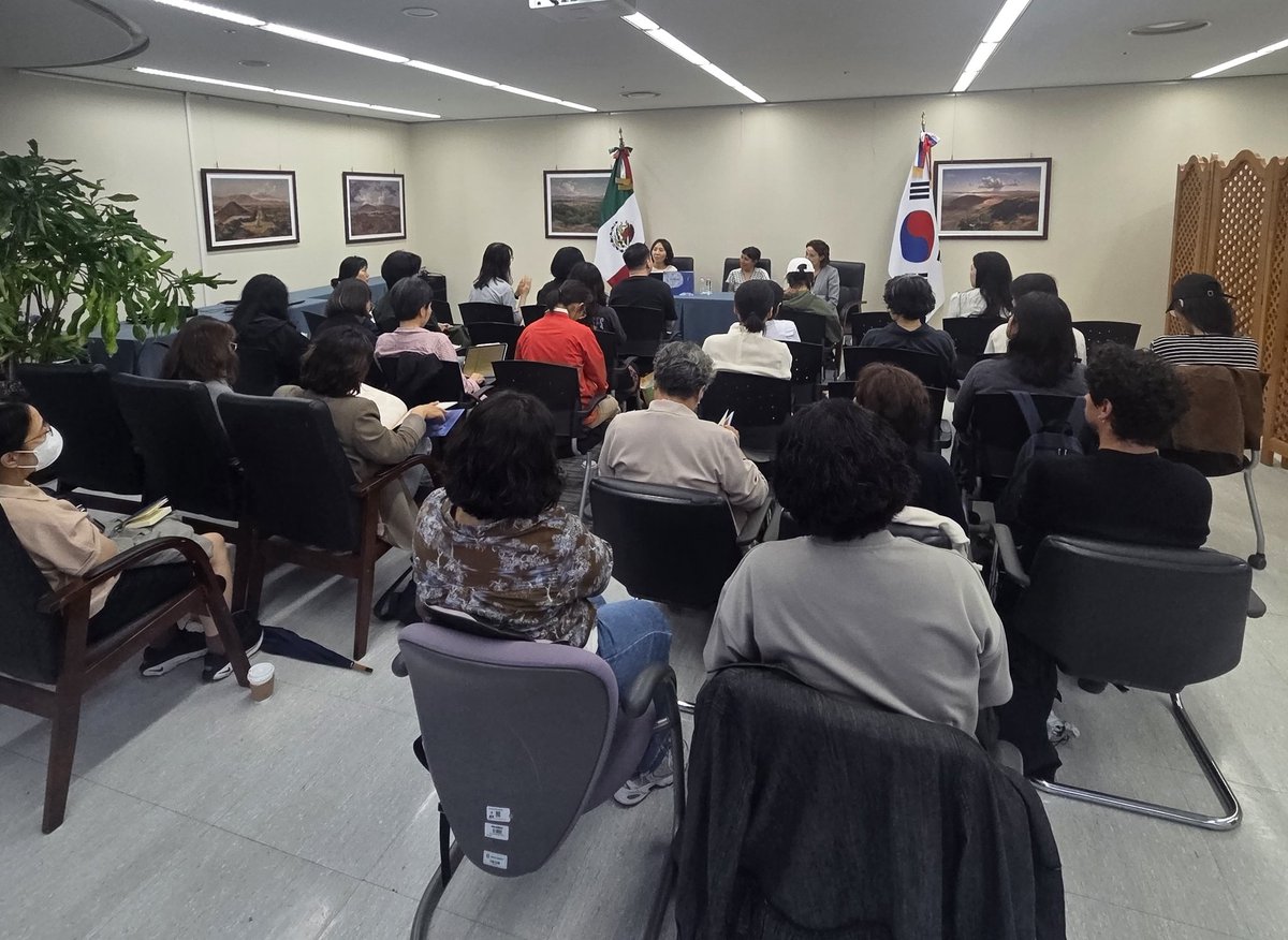 EmbaMexCor's tweet photo. 주한멕시코대사관은 5월 20일, 멕시코 작가 아만다 미한고스의 삽화가 담긴 국문번역 도서 출간 기념 행사를 성황리에 개최했습니다. 아울러 ‘2026 나미콩쿠르’ 수상자인 멕시코 일러스트레이터 아르만도 폰세카에게도 축하를 전합니다. 한국에서 활약하는 멕시코 인재들에게 박수를 보냅니다! https://t.co/2dilAL7SSb