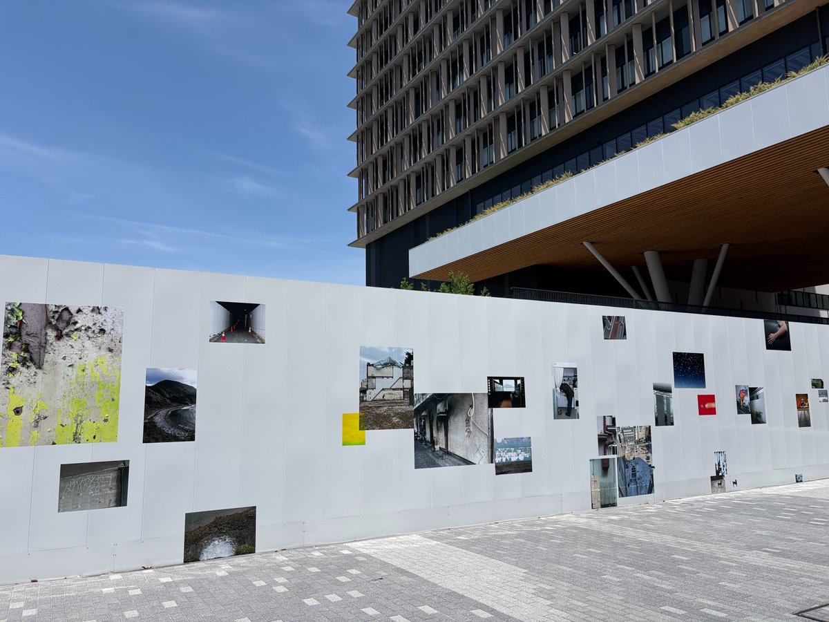 OsakaMetUniv's tweet photo. ＼学生の作品が森之宮キャンパス1.5期建設現場の仮囲いアートに✨／
無機質な仮囲いを活用し、アートの力で街の景観を豊かにする「108 ART PROJECT」。
森之宮キャンパス1.5期仮囲いをキャンバスに、森之宮近辺で学生が「古き良きもの」と感じ、撮影した建築やオブジェの写真をコラージュして展示中！ https://t.co/THkn3wuRUs