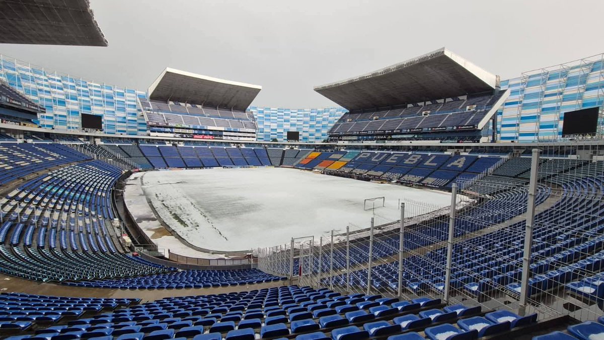 rokorcholis's tweet photo. @webcamsdemexico #Depostal
Así se quedo cubierto el estadio #Cuauhtemoc después se la granizada de esta tarde en #Puebla https://t.co/54wdf2eScb