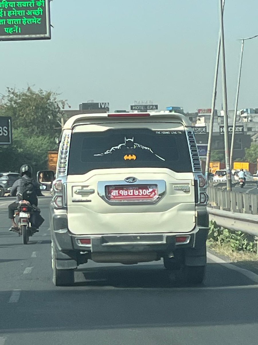 ChuckersPie's tweet photo. @dtptraffic black tinted windows. Illegal number plate. Near Mahipalpur. https://t.co/JrfYb6zfYZ