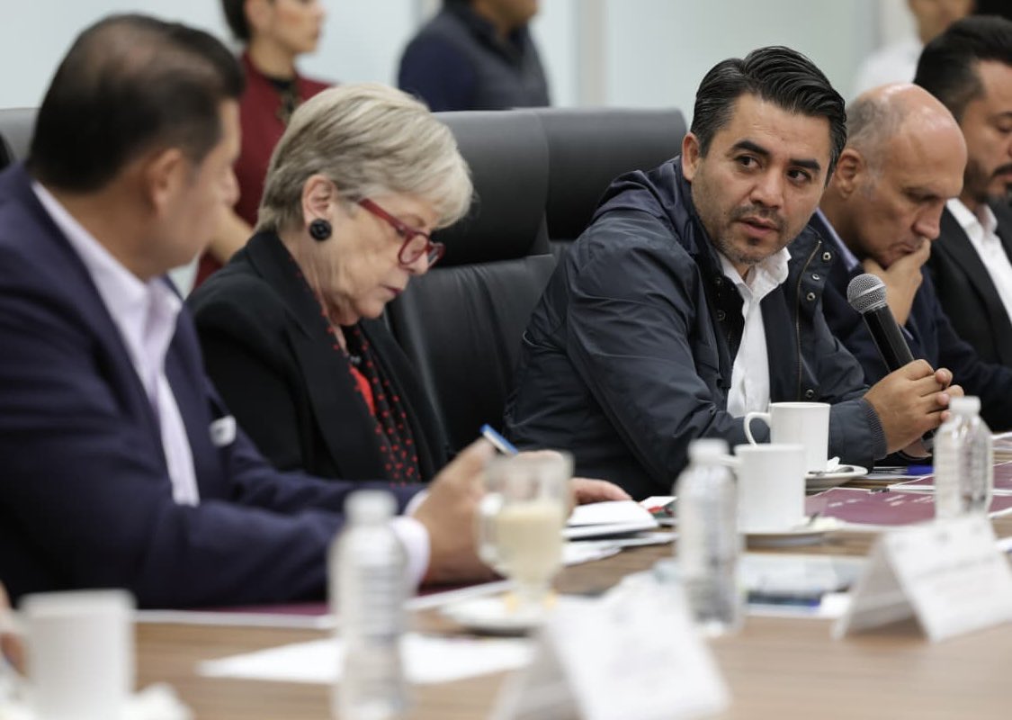 Efrainmoralesl's tweet photo. Esta tarde sostuvimos una productiva reunión con el gobernador @armentapuebla_ y la secretaria @aliciabarcena para revisar los avances en materia de medio ambiente y las obras de agua para el hermoso estado de Puebla como lo ha instruido nuestra presidenta @Claudiashein. https://t.co/HXPCdiSc03
