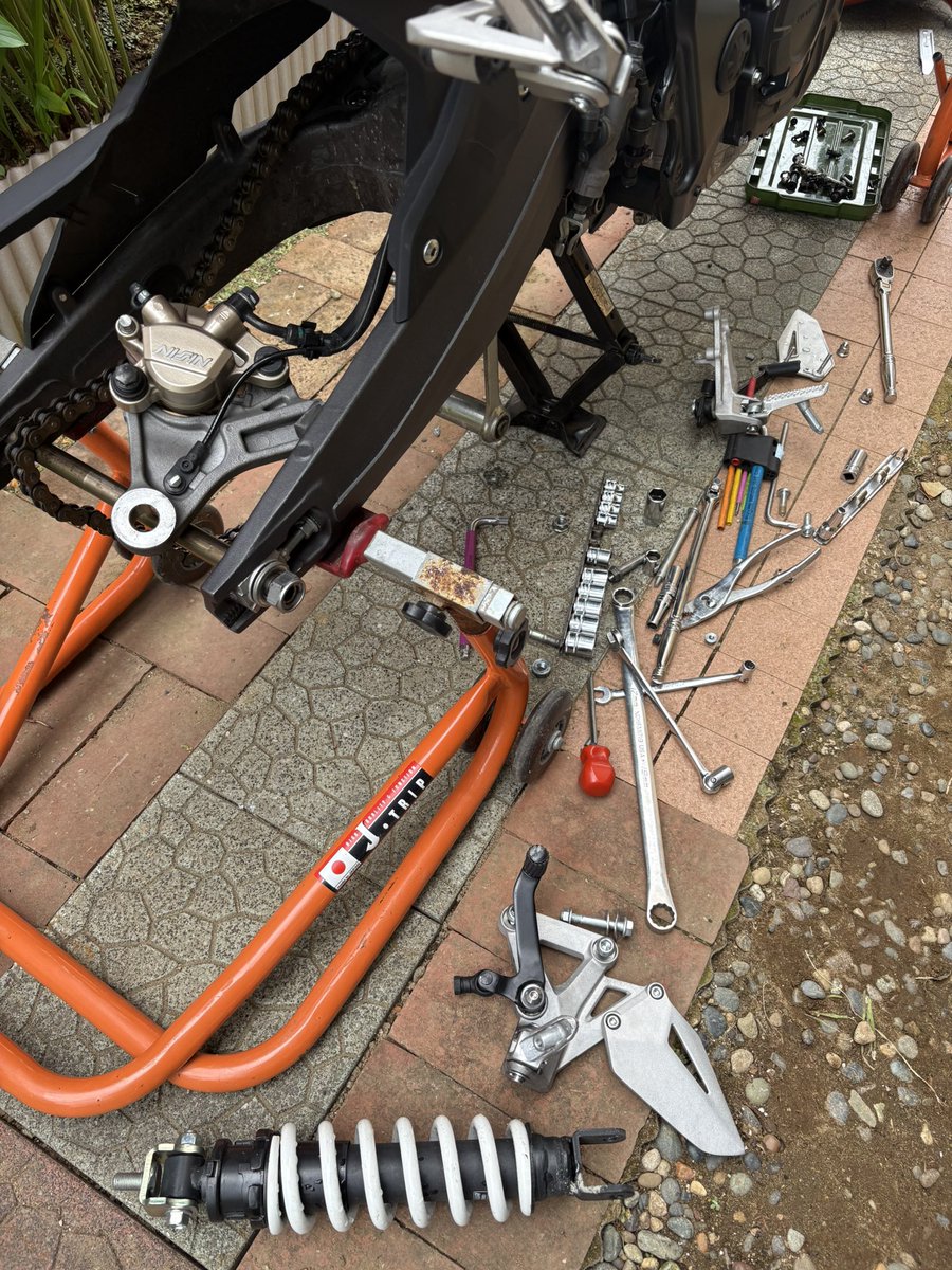 denko53's tweet photo. 今朝（4時）石川から帰宅

起きたらすぐ来月の準備でサーキット使用に変更中🛠️

眠気はないけど筋肉痛が辛い🥵

#CBR250RR
#MC51
#sstr2026 https://t.co/zas4626OE5