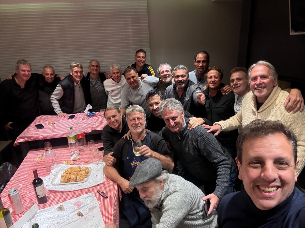 o_spataro's tweet photo. Asado con amigos del fútbol 💙💛💙 https://t.co/g0LcjiEx36