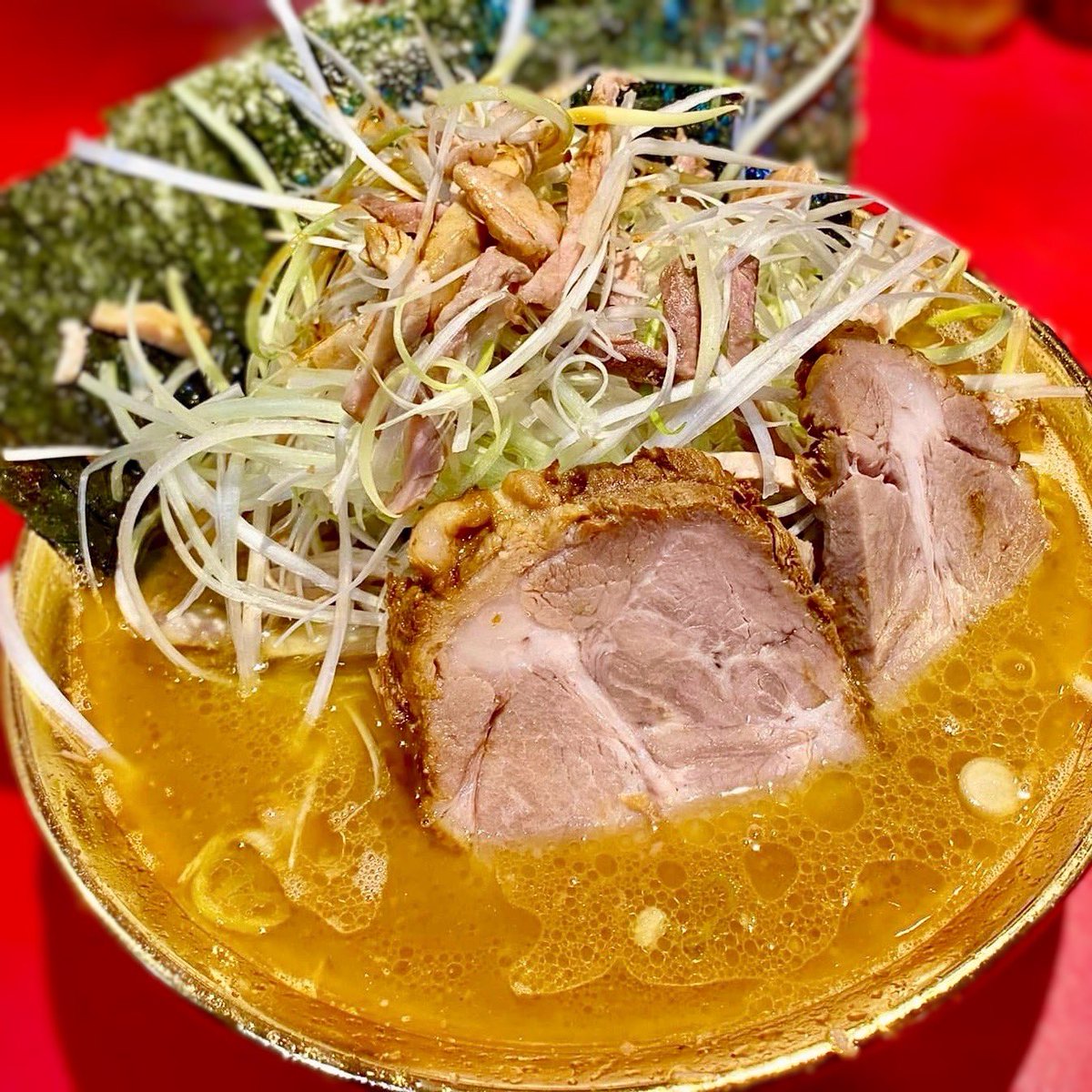 rjlock2001's tweet photo. 吉村家直系店の金丼🤩

厚木家のネギチャーシュー
パンチの効いたスープに
シャキシャキのネギチャは相性抜群💕
特上チャシューも追加して‥
味もビジュアルも最高の一杯👍

【厚木家】吉村家直系店
ネギチャーシュー麺(中盛り)
特上チャーシュー   のり

#家系ラーメン
#厚木家
#いつかの一杯 https://t.co/c5z8qY3pmB