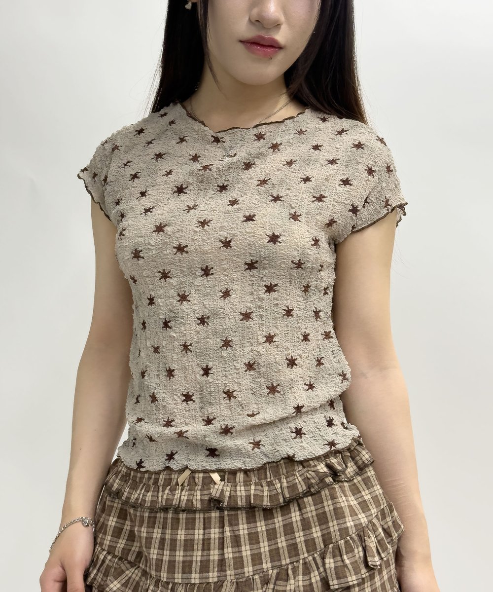 hooktokyo's tweet photo. ふわっとした立体感のあるバブルシフォン素材が魅力の総柄クロップドトップス。
星柄・ドット・レオパード・チェックなど、トレンド感たっぷりのデザインを豊富にラインナップ。
伸縮性のある軽やかな素材で、コンパクトながら快適な着心地を実現。
フリルスカートやデニムと合わせるだけで、Y2Kムード漂うガーリーコーデが完成します。
1枚ではもちろん、インナー使いにもおすすめ。
#ZOZOTOWN にて販売中

PRICE：¥2,790（税抜）
品番：shi2033a

A cropped top featuring soft bubble chiffon fabric with a textured finish and playful all-over prints.
Available in a variety of trendy patterns including stars, dots, leopard, and check designs.
Made from lightweight stretch fabric for a comfortable yet flattering fit.
Simply pair it with a frill skirt or denim to create a cute Y2K-inspired look.
Perfect to wear on its own or layered as an inner piece.
Now available on ZOZOTOWN.

#HOOK #HOOKTOKYO #HOOKforgirls #PARTOFRUBY #クロップドトップス #シアートップス #総柄トップス #Y2Kファッション #韓国ファッション #フェアリーグランジ #バレエコア #フレンチガーリー #夏トップス #半袖トップス #レディースファッション #トレンドコーデ #着回しコーデ #ショート丈トップス #y2kstyle #koreanfashion #fairygrunge #balletcore #girlystyle #croptop #patternedtop #summerfashion #streetstyle #ootd