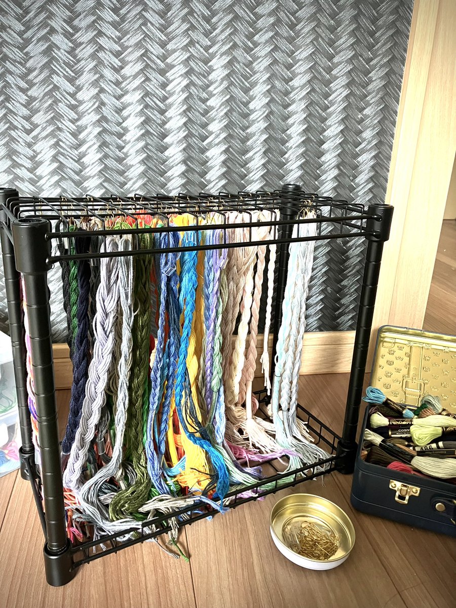 0zyo4's tweet photo. 欲しい色を買う度にどんどん無限に増えていく刺繍糸の収納に一生悩んでいたんだけど、百均で買った小型ワイヤーラックに吊り下げ方式を思いついてワイは天才かと思った https://t.co/1LuiV7JGvN