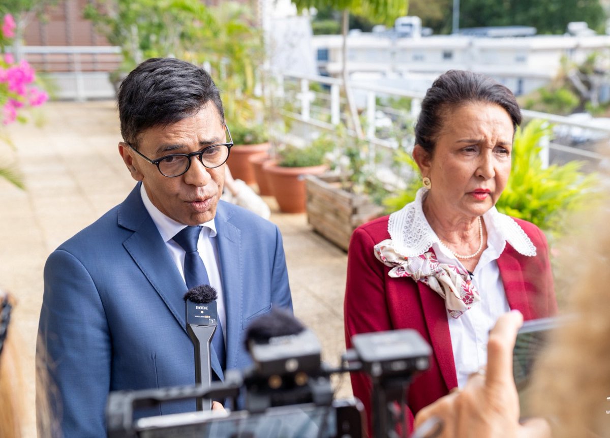 younousomarjee's tweet photo. 🔴 A l’île de la Réunion , avec @ManonAubryFr , discussion à l’Hôtel de Région avec la Présidente @HuguetteBello sur le futur budget pluriannuel de l’Union Européenne et l’importance de sacraliser les dotations aux régions ultraperipheriques. Dans notre île, les investissements européens sont essentiels pour les investissements et opérer les grandes transitions. Avec @ManonAubryFr et tout le groupe @Left_EU nous sommes pleinement mobilisés pour continuer à défendre les Régions dites ultraperipheriques et la Réunion dans toutes les négociations qui vont s’ouvrir notamment concernant les fonds agricoles et régionaux 
Merci à Huguette Bello pour son accueil si chaleureux