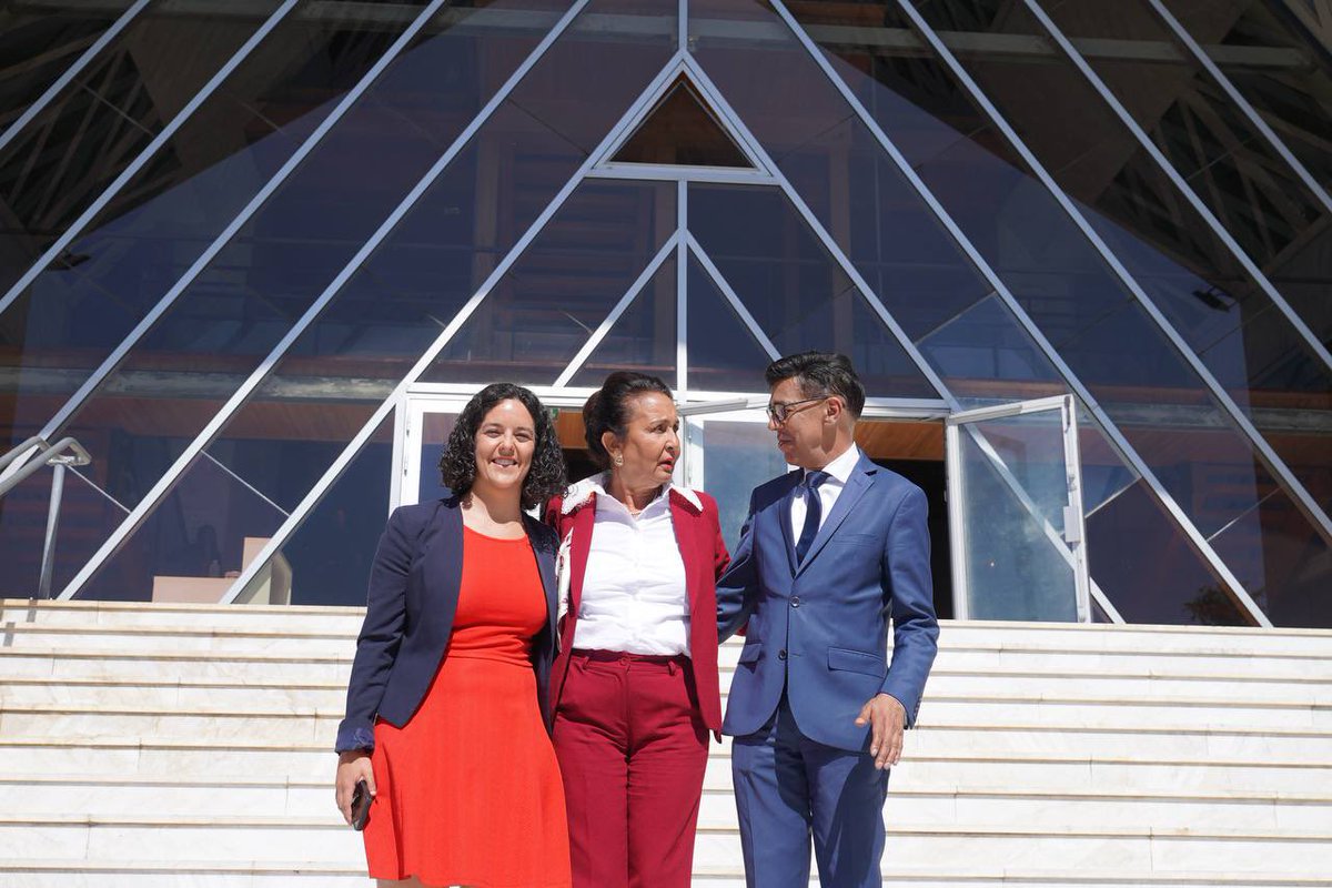 younousomarjee's tweet photo. 🔴 A l’île de la Réunion , avec @ManonAubryFr , discussion à l’Hôtel de Région avec la Présidente @HuguetteBello sur le futur budget pluriannuel de l’Union Européenne et l’importance de sacraliser les dotations aux régions ultraperipheriques. Dans notre île, les investissements européens sont essentiels pour les investissements et opérer les grandes transitions. Avec @ManonAubryFr et tout le groupe @Left_EU nous sommes pleinement mobilisés pour continuer à défendre les Régions dites ultraperipheriques et la Réunion dans toutes les négociations qui vont s’ouvrir notamment concernant les fonds agricoles et régionaux 
Merci à Huguette Bello pour son accueil si chaleureux