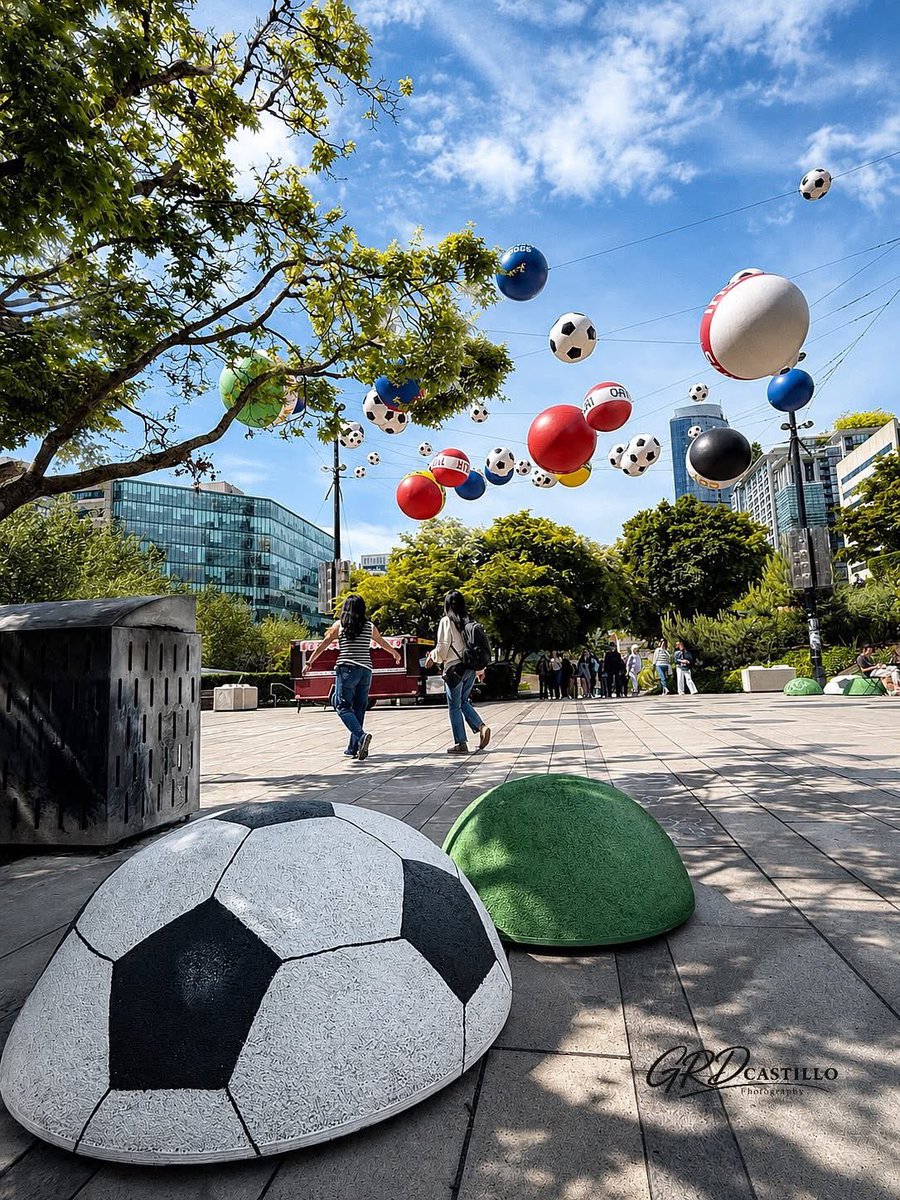 EucileneComment's tweet photo. Imagine experiencing the World Cup in a place like this… 
Vancouver is stealing the show. 🇨🇦🔥⚽
#Vancouver #WorldCup #FIFA https://t.co/S1V5dmRAR7