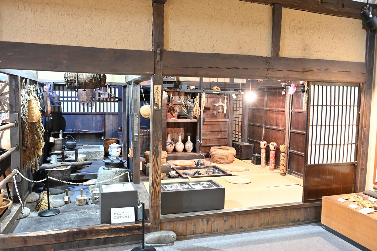 yhakubutsu's tweet photo. 当館の第二展示室では、実際の部材を利用した民家の再現展示を行っています。
「米作りの一年」というテーマの中にあり、1月の小正月前後をイメージした展示です。この時期の県内は雪が多く積もり、人々は来年の農作業に備えて家内でわら仕事などに励みました。
#山形の民家 #山形県立博物館 #民家建築 https://t.co/hrn6Ar0Z30