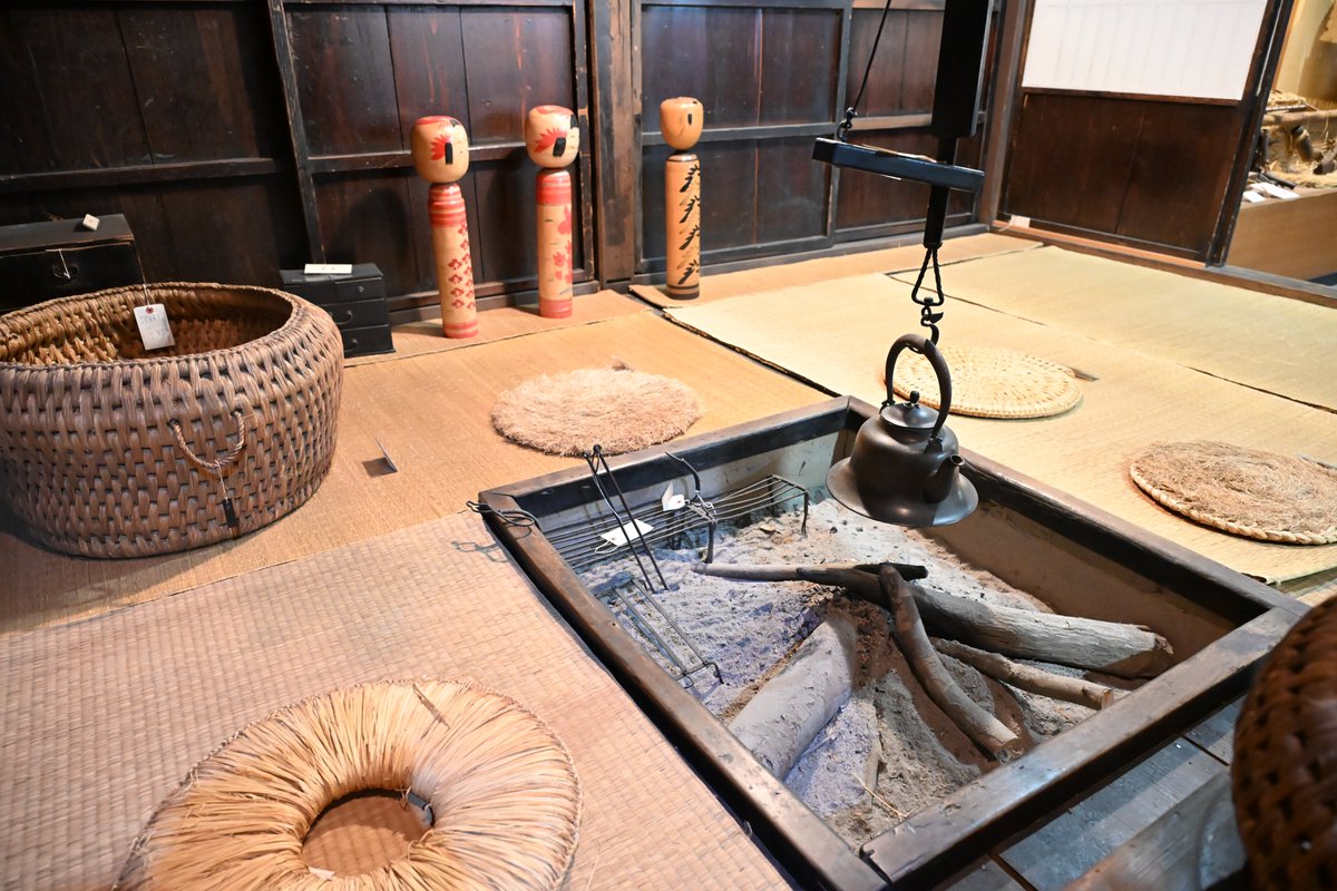 yhakubutsu's tweet photo. 当館の第二展示室では、実際の部材を利用した民家の再現展示を行っています。
「米作りの一年」というテーマの中にあり、1月の小正月前後をイメージした展示です。この時期の県内は雪が多く積もり、人々は来年の農作業に備えて家内でわら仕事などに励みました。
#山形の民家 #山形県立博物館 #民家建築 https://t.co/hrn6Ar0Z30