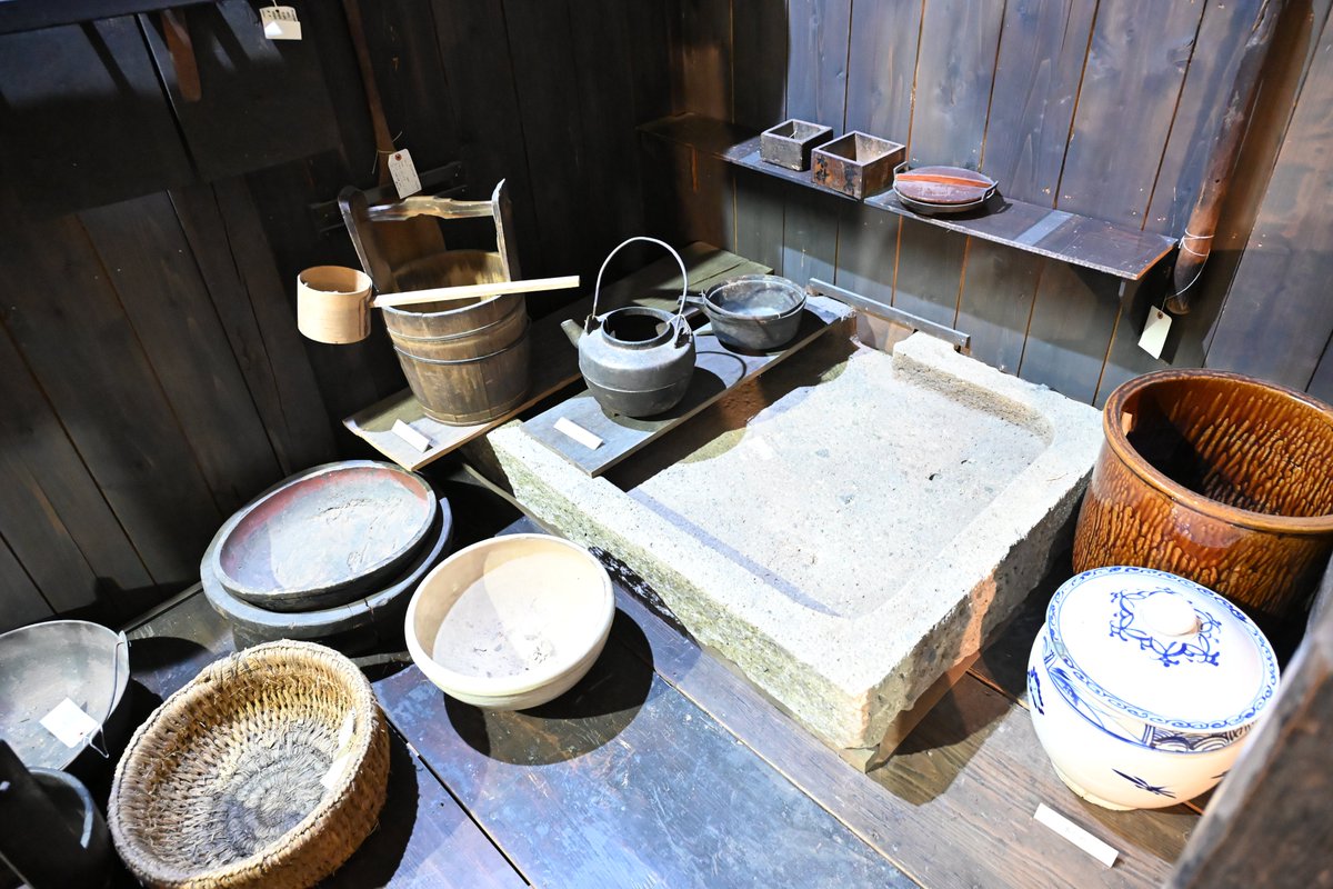 yhakubutsu's tweet photo. 当館の第二展示室では、実際の部材を利用した民家の再現展示を行っています。
「米作りの一年」というテーマの中にあり、1月の小正月前後をイメージした展示です。この時期の県内は雪が多く積もり、人々は来年の農作業に備えて家内でわら仕事などに励みました。
#山形の民家 #山形県立博物館 #民家建築 https://t.co/hrn6Ar0Z30