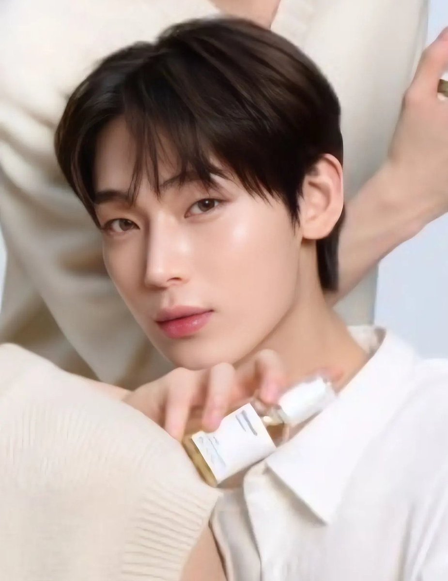 ikonabi's tweet photo. i understand why sunoo doesn't dye new hair color yet, black highlights sunoo's sharp features and that glow, he's so perfect as skincare beauty brand ambassador 🫠 #SUNOO https://t.co/2cveqjYa6s