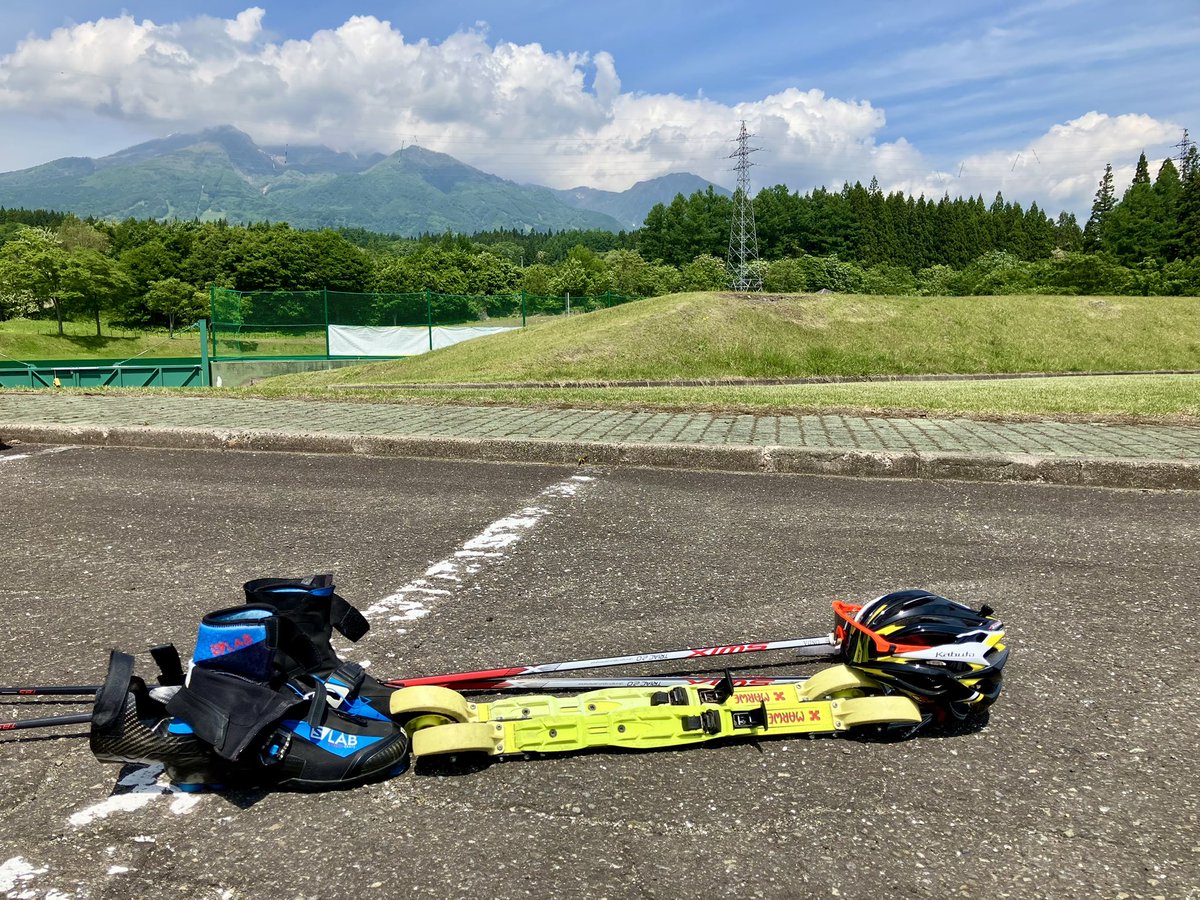 daonda69's tweet photo. 本日お休みなので、自分磨き。
今季初ローラーです。
上半身が30分で限界をむかえましたが、なんとか60分。
昨年クロカンスキーを始めたJTC MYOKOの子供達は、今年ランニングが速い！
やはりクロカンは最強の全身運動ですね。
私は『MARWE』派です。 https://t.co/5UBX8dto5n