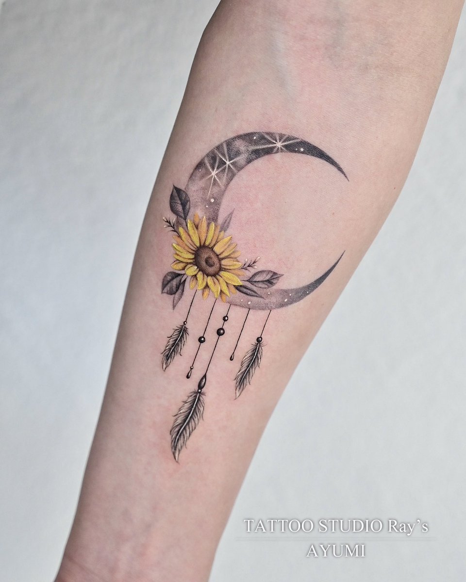 rays_co's tweet photo. l◤ New ◢l

『月 &amp; ひまわり』

Tattooed by AYUMI（Tokyo Studio）

▷ オフィシャルページ・ご予約
https://t.co/Odqi58fW8J https://t.co/Pn0Urk5N3q