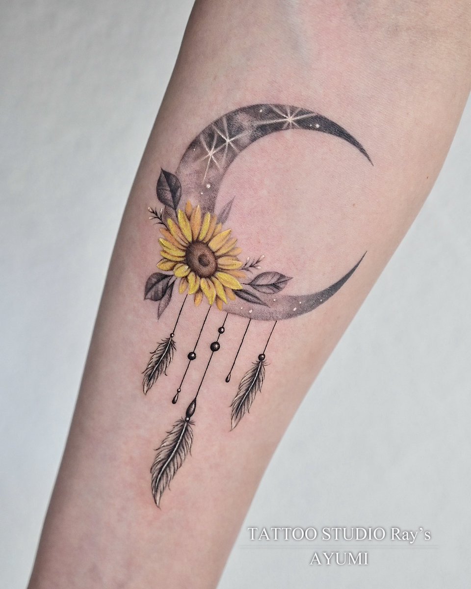 rays_co's tweet photo. l◤ New ◢l

『月 &amp; ひまわり』

Tattooed by AYUMI（Tokyo Studio）

▷ オフィシャルページ・ご予約
https://t.co/Odqi58fW8J https://t.co/Pn0Urk5N3q