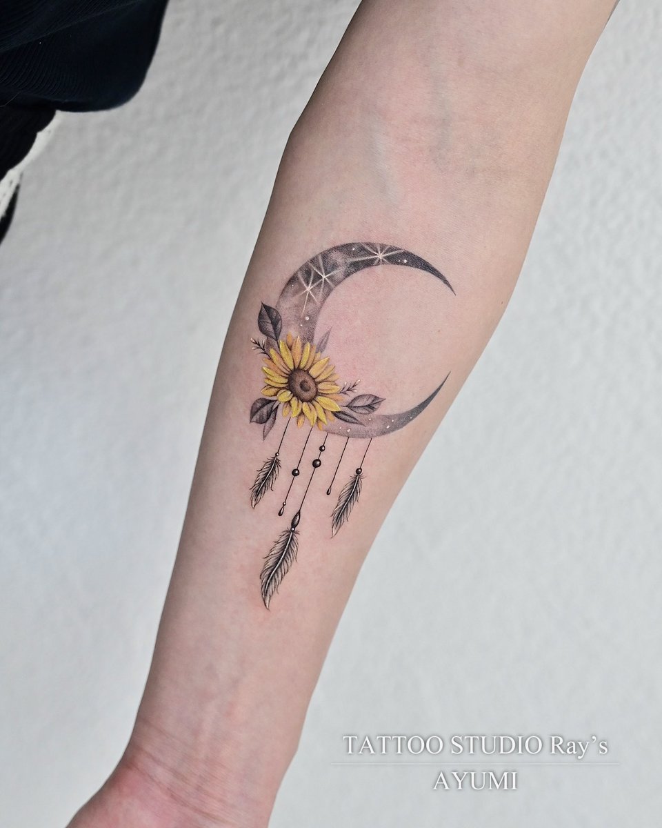 rays_co's tweet photo. l◤ New ◢l

『月 &amp; ひまわり』

Tattooed by AYUMI（Tokyo Studio）

▷ オフィシャルページ・ご予約
https://t.co/Odqi58fW8J https://t.co/Pn0Urk5N3q