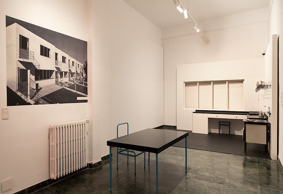 Interior_es's tweet photo. This week we visited: “Domestic Engineers and the Revolution of the Kitchen” at the National Museum of Decorative Arts in Madrid.
-> Photography: Alfaro Hofmann Collection
-> https://t.co/KXvoUBOMHg https://t.co/39MWnsCCdC