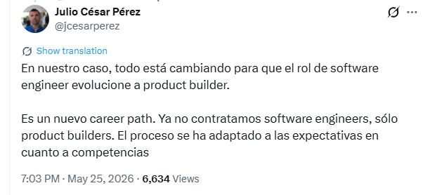 borjaperfra's tweet photo. 🙄 Hago muchas consultorías de carrera. A juniors, a mid, a seniors, a managers... Y mucha gente no entiende bien el mercado en el que estamos jugando ahora mismo. Me explico 👇

LOS ROLES TRADICIONALES SE ESTÁN DIFUMINANDO.

Los límites entre un front y un back, o entre un data engineer, analyst o scientist (por poner algún ejemplo) cada vez son menos (o eso esperan las empresas) gracias a la IA.

Rescato este comentario de  @jcesarperez sobre cómo han cambiado su manera de contratar en Mews.

Muchas empresas están virando sus nuevas contrataciones hacia estos roles. Me da igual si los llamas product builders, product engineers, AI builder o AI Engineer o full-stack.

Lo importante es el cambio de paradigma y de concepto que hay detrás.

¿Qué es eso del product builder? La gente de Mews lo ha definido, así que te dejo su artículo explicándolo aquí: https://t.co/LDmJykn7eE

La idea te va a sonar porque no es nueva: resolver un problema creando un producto (o mejorándolo) de principio a fin. Y manteniéndolo en el tiempo.

Pero lo más interesante de todo esto es cómo la especialización se premia menos. Y, sobre todo, que tú, como perfil, tienes que adaptarte a los cambios del mercado. Quizás definirte como full-stack ya no es suficiente. Quizás ahora eres otra cosa porque la IA te empodera y te habilita a tocar un espectro más amplio del software.

Llevamos ya bastante tiempo viendo la resurreción del full-stack, del all-in-one y del unicornio en muchas empresas con las que hablamos en @getmanfred. Se exige mucho más en cada oferta de empleo. Ya no vale solo con ser front o back. Los procesos de selección no son los mismos de siempre.

La realidad es que no hay tantos perfiles así en el mercado como se necesitan 🤷‍♀️

Me gustaría saber qué dudas tenéis para ir creando algunas publicaciones enfocadas en resolverlas :) Así que en comentarios o por DM me las vais tirando, que yo agradecido siempre 💙