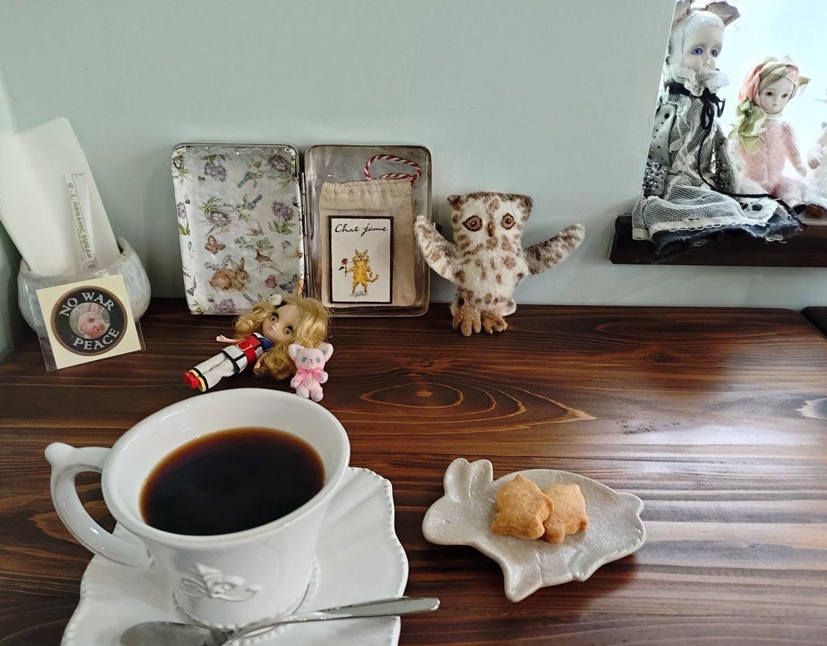 miki_osu's tweet photo. 小平の隠れ家カフェノルンにきているよ✨
今日のお供はきいろねこちゃん（2次元）、ふくろうちゃん🦉、ちびねこ、モンドリアンちゃん🌹、反戦うさぎちゃんステッカー🐰
美味しいマンデリンをいただきながら☕ https://t.co/Le2kT00f1H