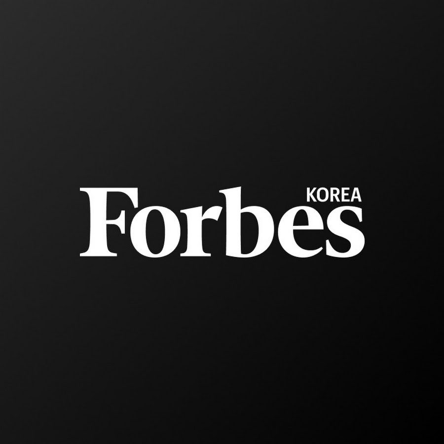BTSTurkey's tweet photo. [🗞️] Forbes Korea, BTS ile ilgili bir makale paylaştı~ 

Mart 2026'da yeni bir albümün yayımlanmasıyla dört yıl aradan sonra ilk kez tam kadro olarak geri dönen BTS'in tahmini geliri, geri dönüşlerinden sadece birkaç ay sonra 334 milyar won (222 milyon dolar) olarak hesaplanarak 1. sırada yer aldı. Bu rakam, 2026'daki yeni albüm yayımı için yapılan büyük miktardaki avans ödemelerini ve küresel dağıtımcılarla yapılan sözleşme şartlarının yenilenmesiyle elde edilen teşvik primlerini yansıtmaktadır. Ayrıca, geri dönüşün hemen ardından 9 Nisan 2026'da Goyang Stadyumu'nda başlayan ve şu ana kadar (Mayıs ayı itibarıyla) 9 konseri geride kalan büyük ölçekli dünya turnesi 'BTS WORLD TOUR ARIRANG'dan elde edilen sanatçı hakediş ödemelerini de içermektedir. Bu tur; Mart 2027'ye kadar dünya çapında 23 ülkedeki 34 şehri kapsayan, toplam 79 (veya 85'ten fazla) konserden oluşan stadyum ölçekli bir yolculuk.

Dahası, yedi üyenin tamamı; BTS'in gelirinin bir diğer ana sütununu oluşturan, dünya çapındaki moda, güzellik ve mücevher devleriyle (Louis Vuitton, Dior, Valentino, Celine, Cartier, Tiffany vb.) toplam 31 özel marka elçiliği ve reklam sözleşmesi imzaladı. BTS, askerlik görevinden terhis olmalarının hemen ardından mevcut sözleşmelerini yenilemiş ve yenilerini imzalayarak sözleşme başına milyarlarca ila on milyarlarca won arasında değişen ultra yüksek değerli marka elçiliği anlaşmaları güvence altına aldı. Bu arada, Netflix'ten elde edilen küresel özel canlı yayın hakları ve orijinal belgesel haklarından sağlanan tahmini gelirler de kısmen bu toplama dahil edildi. Ek olarak, geçmiş canlı performans filmlerinin yenilenmiş versiyonlarından elde edilen sanatçı hakediş ödemeleri de hesaplamaya katıldı.

Forbes tarafından derlenen 'En Çok Kazanan Müzisyenler' listesinin (2026 verilerine dayanan) son açıklamasına göre, tahmini kazancı 298 milyon dolara (yaklaşık 450 milyar won) ulaşan The Weeknd dünyanın en çok kazanan sanatçısı konumunda. Forbes Korea'nın hesaplamalarına göre BTS'in bu yılki kazancı, 202 million dolarla (yaklaşık 304,8 milyar won) ikinci sırada yer alan Taylor Swift'i şimdiden geride bırakmış olup dünya turları tamamlandığında, önümüzdeki yılın listesinde The Weeknd'i de geçebilecekleri öngörülmektedir.
