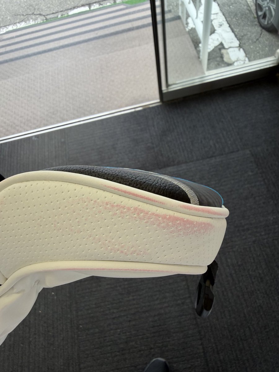 satoshix0724's tweet photo. キャディバックの色がついてしまった。
落とし方、教えてほしい… https://t.co/HujG4EQR4s
