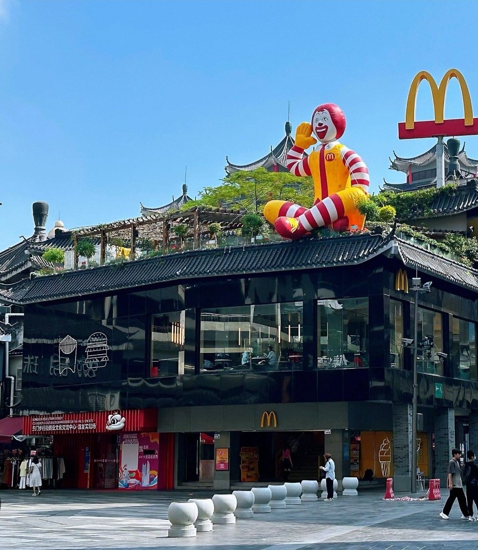 EdgrAltamiranda's tweet photo. @arielarmelv McDonald's en Shenzhen CHINA. Búsquese  un problema serio! Deje de ser payaso https://t.co/IiKenhZTp3