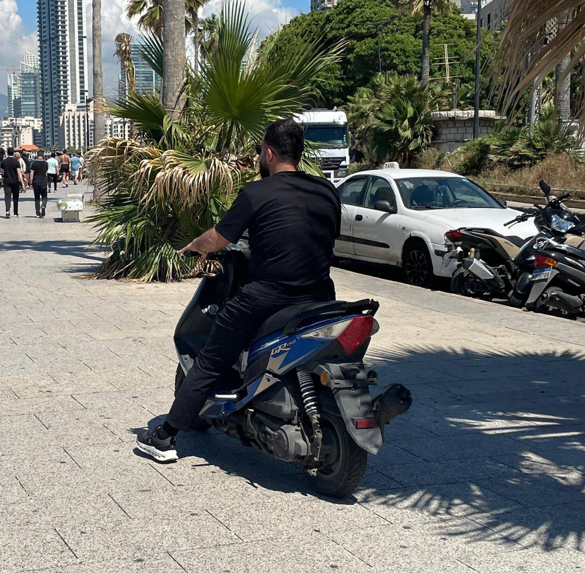 yasalebanon's tweet photo. صور اليوم  
كورنيش بيروت اصبح حلبة سباق للدراجات النارية واللافت ان ٩٥٪ من هذه الدراجات النارية من دون لوحات… نداء عاجل من البارا إلى وزير الداخلية والبلديات والى محافظ بيروت … https://t.co/DIMLKrO3qk