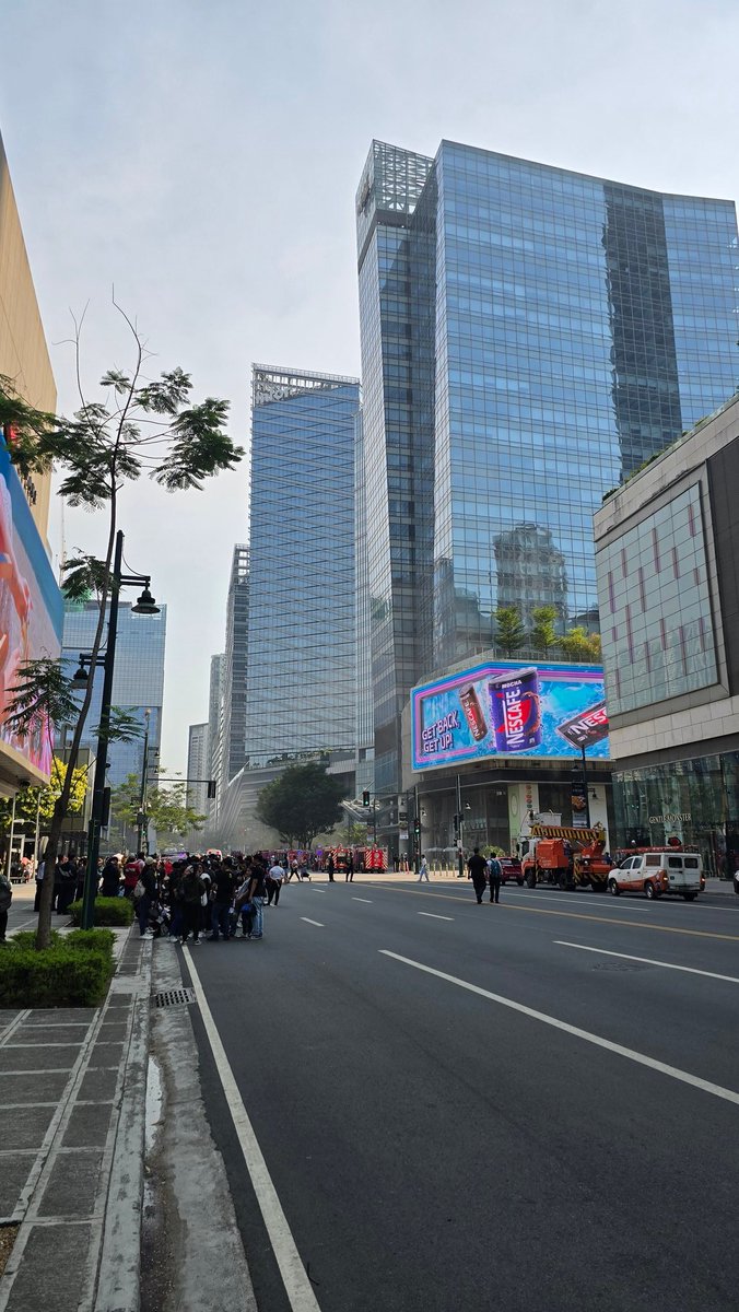justneilpatrick's tweet photo. Was going to One Bonifacio Mall to eat late lunch but there were about 10 or more firetrucks there... hoping no one got hurt. https://t.co/MQHi0P4vPR