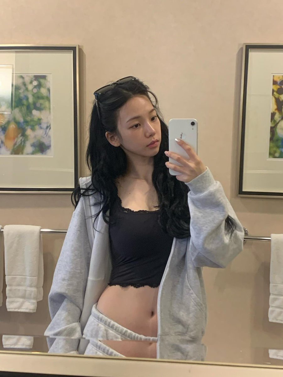 saviiiii567971's tweet photo. He gave all of it for Karina 🤭🤭 https://t.co/cfWpRImM0H