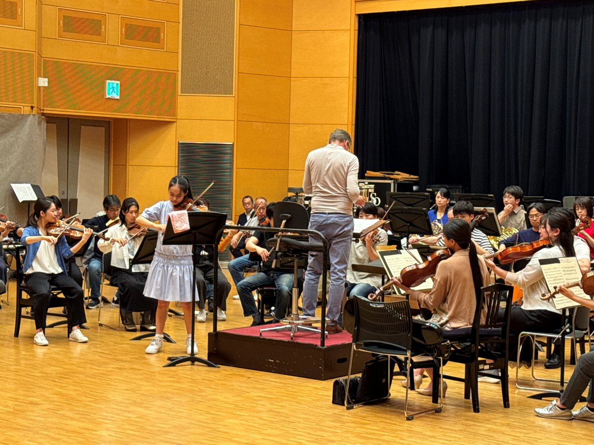 hirokyo_info's tweet photo. 5/29「特別定期演奏会」に向けたアルミンク音楽監督とのリハーサル2日目、今日から🎻HIMARIさんも参加です。
明後日の本番に向けて、作品の魅力をさらに磨き上げていきます。
※本公演のチケットは完売しております。
https://t.co/3ncKsY0t4E https://t.co/mspWa3Z2hf