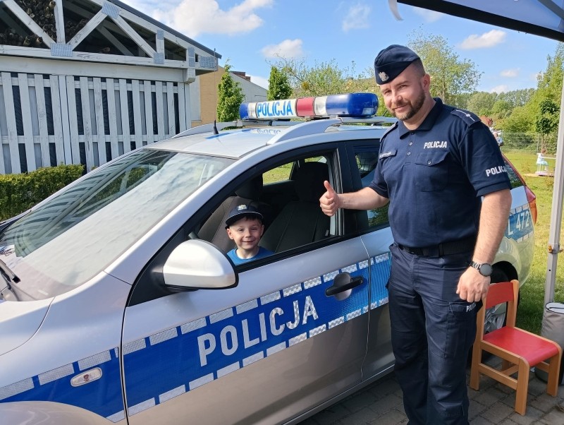 SP_Slupsk's tweet photo. O bezpieczeństwie podczas wakacji rozmawiali z przedszkolakami wykładowcy Szkoły Policji, którzy zostali zaproszeni na festyn rodzinny. Impreza odbyła się w słupskim przedszkolu miejskim nr 21 „Gryfickie Smyki”.
https://t.co/ZWzJIvAprW https://t.co/HUpS4VB02E