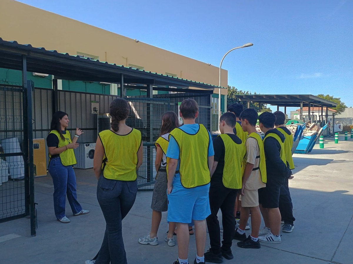 iesrrcc's tweet photo. Alumnos de 2º de ESO de Vélez-Málaga visitaron el punto limpio el 20 y 25 de mayo para aprender sobre gestión y separación de residuos. https://t.co/5F4fLb8bDT